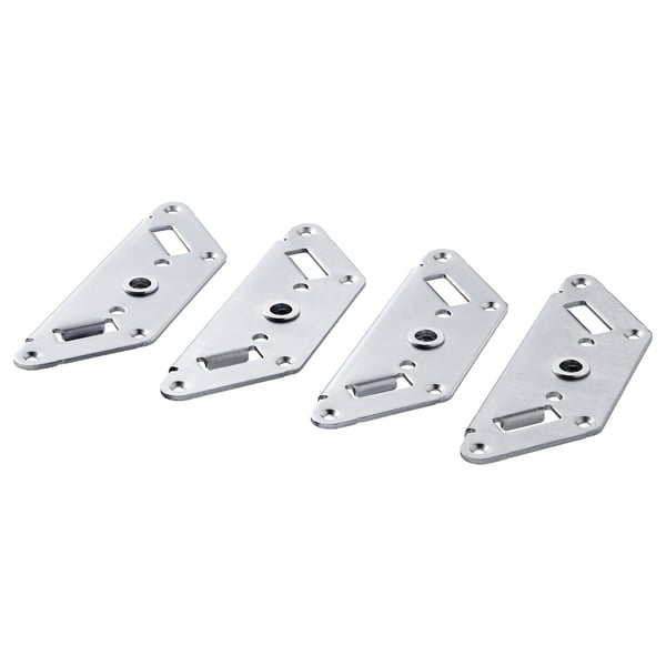 Fyra metalliska silver ODNES stålfästen, triangulära formade med monteringshål, lagda platt på en vit bakgrund.