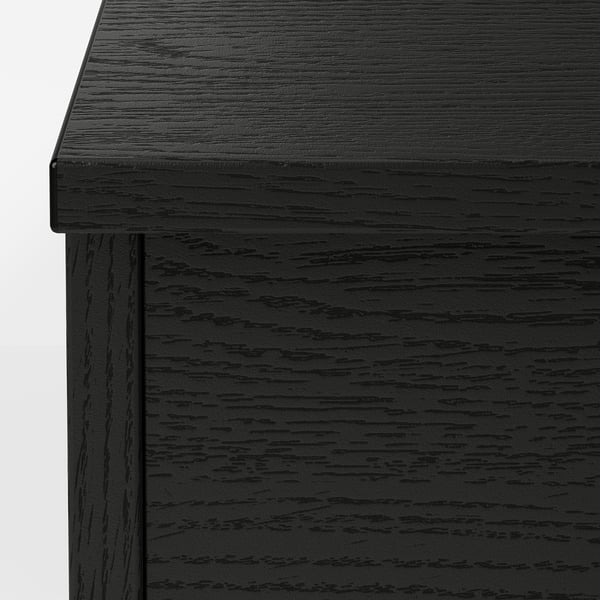 Modernt svart soffbord med elegant, mörk finish och rena linjer.