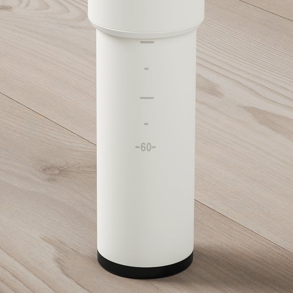 Modernt justerbart bordsben, höjd 60-90cm, vit med svart underrede, placerad på trägolv.