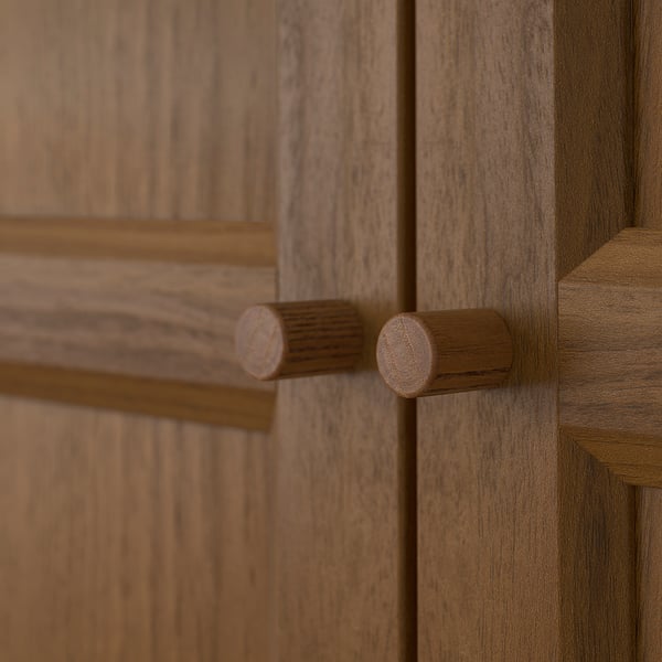 Skåpdörr i trä med två cylindriska handtag, inriktade horisontellt. Tillverkad med kvalitetshantverk, med räfflade handtag för enkelt grepp.