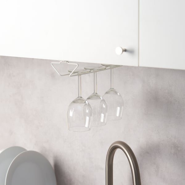 Vinglasställ under hyllan med plats för tre glas, vilket sparar skåputrymme med en enkel och säker design.