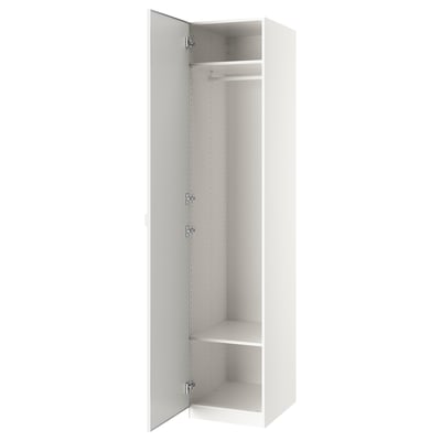 En öppen vit ikea PAX garderob med hyllor och en upphängningsstång.