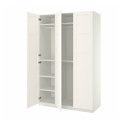 En vit IKEA PAX garderob med öppna dörrar som avslöjar hyllor och en klädstång.