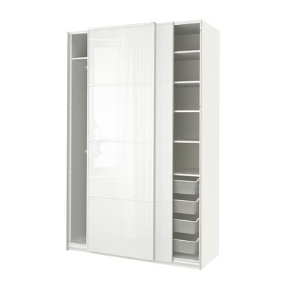 En vit ikea PAX garderob med skjutdörrar och invändiga hyllor. Den är elegant, modern och gjord av glas och metall.