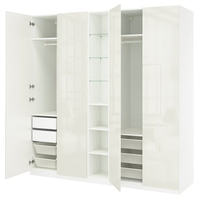 Vit IKEA PAX garderob med hyllor, lådor och nätkorgar.
