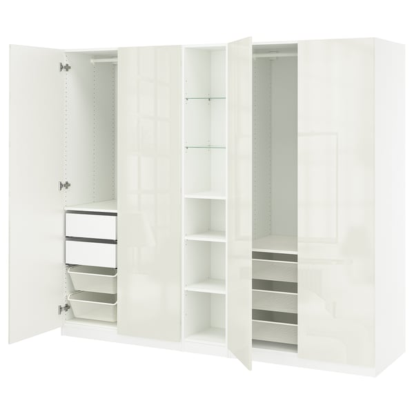 Vit PAX-garderob med öppna dörrar som visar hyllor, lådor och avdelare. Modern design med blank yta.