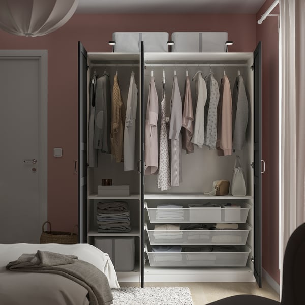 Modern PAX-garderob med spegeldörrar, lampor och förvaringsutrymmen.