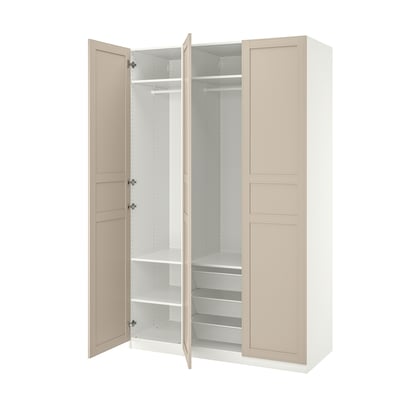 En öppen beige ikea PAX garderob med hyllor och ställningar.