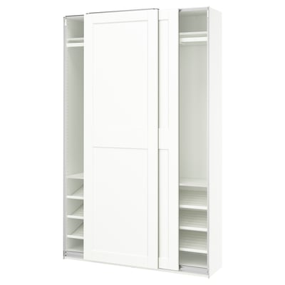 En vit ikea PAX garderob med skjutdörrar och invändiga hyllor.