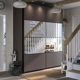 Modern entré med PAX-förvaring, med trappa i glas och trä, hängande lampor och en grå matta.