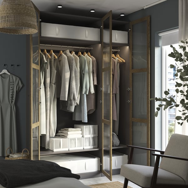 En modern walk-in-closet med klädhängare, förvaringshyllor och integrerad belysning som visar upp organiserade kläder och accessoarer.
