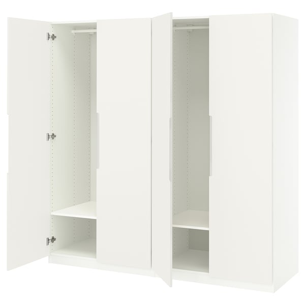 Vit PAX-garderob, väntar på installation. Öppna sektioner, gångjärn, hyllor. Modern, enkel design.