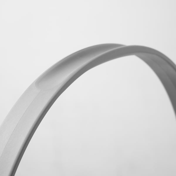 Närbild av robust, elegant grått hinkhandtag som visar upp en slät, hållbar plastdesign.