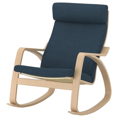 POÄNG gungstol, ljust trä, mörkblå dynor, ryggar och sits, böjd form, hög rygg, bekväm och ergonomisk design.