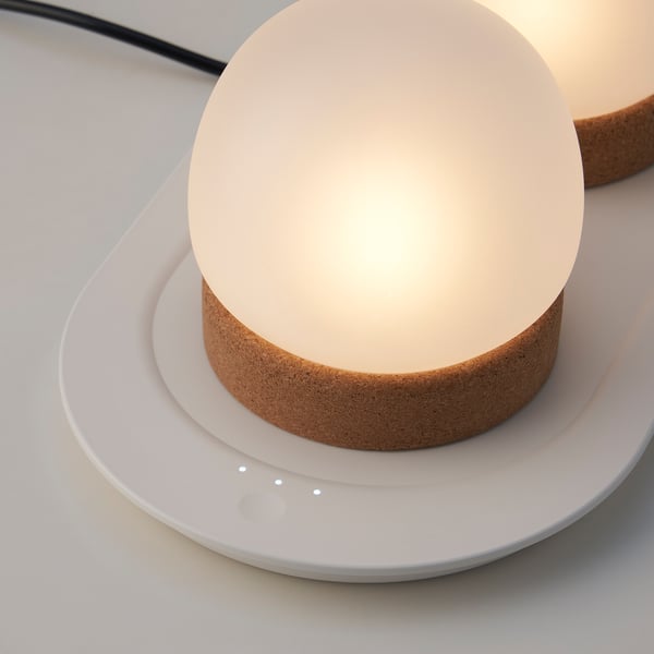 Närbild av en bordslampa i glas och kork, en del av en trio, som visar dess högkvalitativa, minimalistiska design.