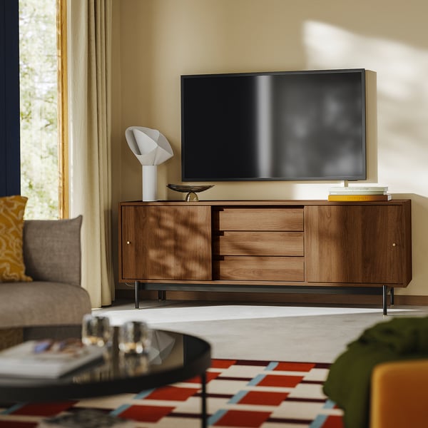 Tv-bänk RÅDMANSÖ från mitten av århundradet i valnöt, med förvaringslådor, mässingsknoppar. Elegant, trä, stor jämfört med soffa, rymmer platt-tv.