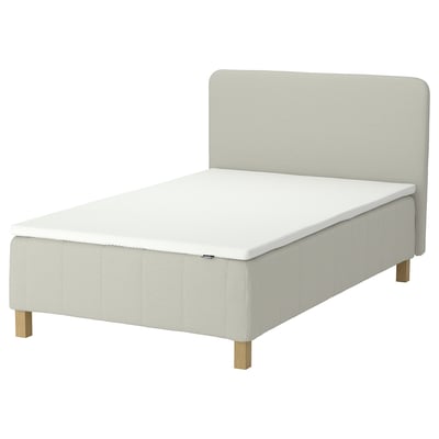 Minimalistisk säng: RÅHOLMAR, beige, stoppad, träben, vit madrass.