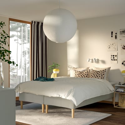 Ett lugnt sovrum med RÅHOLMAR-säng, 5 komfortzoner, minimalistisk design och naturligt ljus.