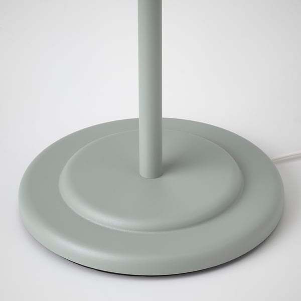 Modern golvlampa i metall, elegant design, slät finish, robust konstruktion, ljusgrå färg.