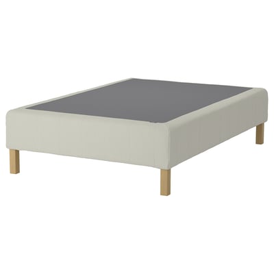 Sängbotten RENFJÄLLET i vitt med ljusgrå överdel, med ben i trä och robust design.