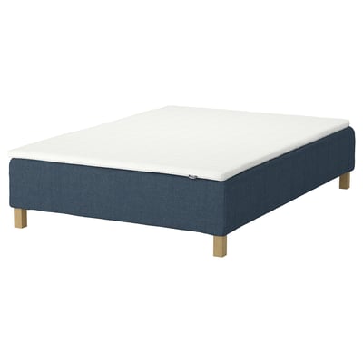 Sängen RENFJÄLLET : blått tyg, träben, rektangulär, minimalistisk design.