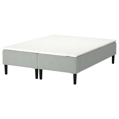 En ljusgrå RENFJÄLLET-säng med svarta ben och en vit madrass. Den har en modern, enkel design.