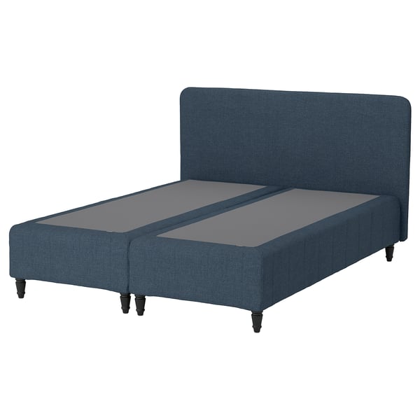 En blå säng RENFJÄLLET med sänggavel och ben i trä. Det är en modern design gjord av tyg och trä.