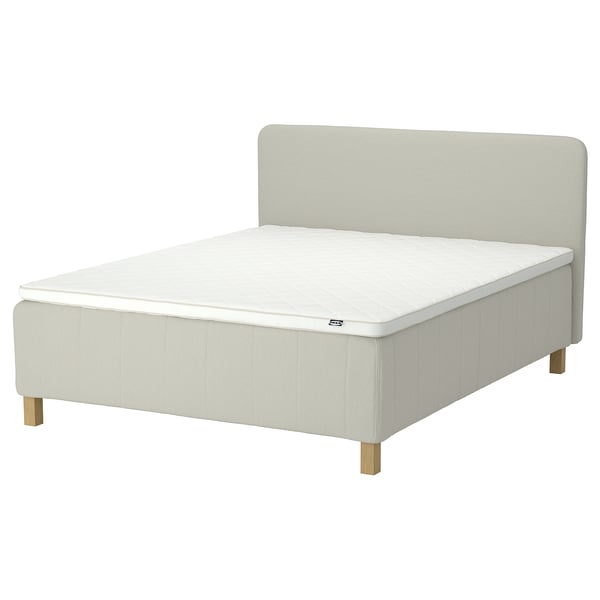 Beige RISHÖJDEN-säng , vadderad sänggavel, vit madrass, träben. Modern, återvunnen design.