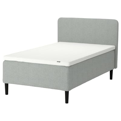 Modern säng: RISHÖJDEN, ljusgrå, stoppad tyg, rektangulär, minimalistisk design med mjuk sänggavel och vit madrass.