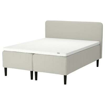 Sängen RISHÖJDEN : benvit, klädd bas och huvudgavel, rektangulär, minimalistisk design.