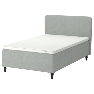 RISHÖJDEN-sängen i vitt med vadderad sänggavel, stödjande madrass med förstärkta kanter och enkel, elegant design med träben.