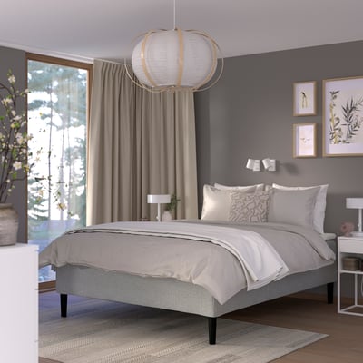 Modernt sovrum med sängen RISHÖJDEN , ljusgrå, träben. Minimalistisk design, stort fönster, konstverk, pendellampa.