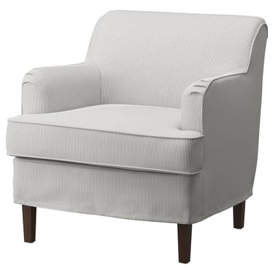 En stilren fåtölj ROCKSJÖN med grårandig klädsel, träben och plyschkuddar.