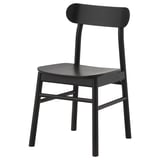 En svart RÖNNINGE stol med sits i trä, böjd rygg och eleganta metallben. Dess enkla, vintage-inspirerade design passar i olika miljöer.
