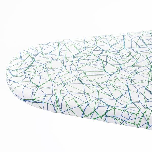 Abstrakt konsttextil med blå och gröna intrikata mönster på vit bakgrund.