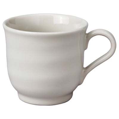 På den här bilden är en vit SANDSKÄDDA keramisk mugg med rustik design, gjord av stengods.