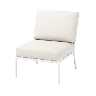 Modern vit utomhusstol med beige dyna, stålram, elegant design.