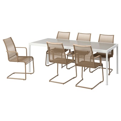 Modern uteservering med vitt bord och sex beige stolar, med eleganta metallramar och tåliga sitsar.