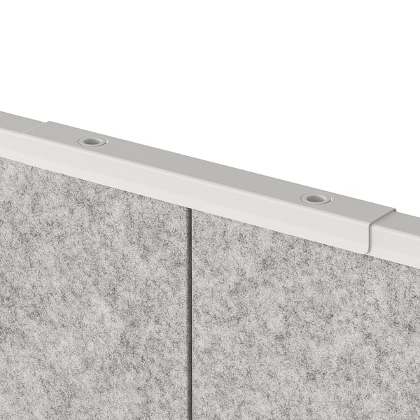 Vit modulär rumsavdelare, sammanfogar flera paneler.