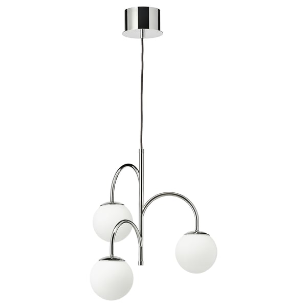 LAMPA, SIMRISHAMN, med tre kromade armar och vita glasglober. Elegant och modern design.