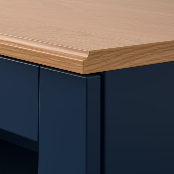 Modern bänkskiva i trä med slät ljus finish och fasad kant på mörkgrå bas.