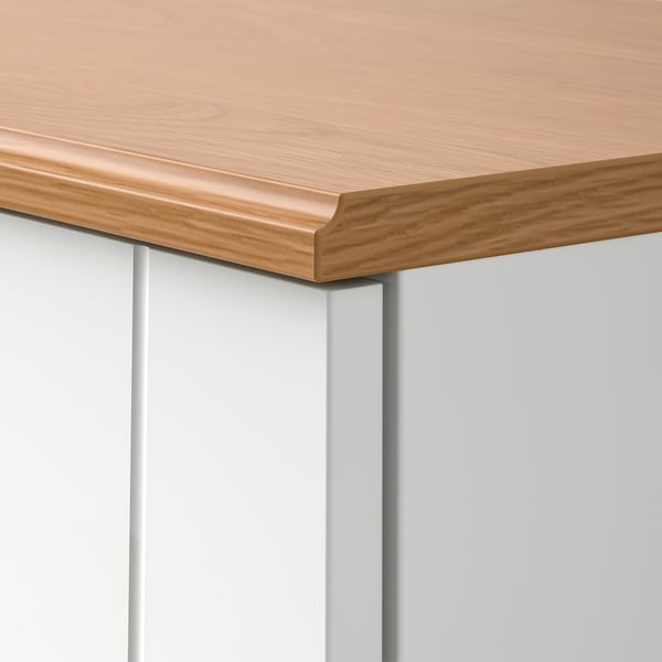 Närbild på välgjort träbord med släta, rundade kanter och lätt finish. Ingår i serien SKRUVBY, känd för kvalitet och hållbarhet.