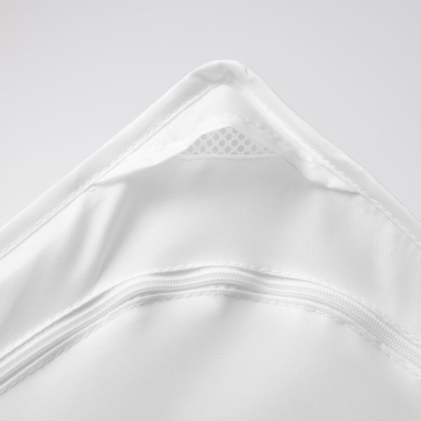 Närbild av SKUBB-förvaringsfodral tillverkat av vit, texturerad återvunnen polyester, som visar upp slitstarka sömmar och ventilationsnät.