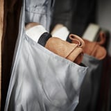 Grå SKUBB skoorganisatör med flera fickor för skor och accessoarer, tillverkad av slitstark återvunnen polyester.