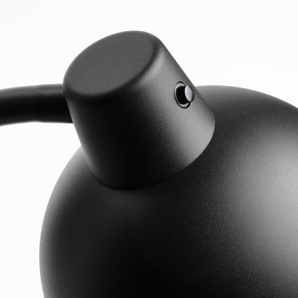 Modern svart lampa med justerbar hals, snygg design, robust byggkvalitet.