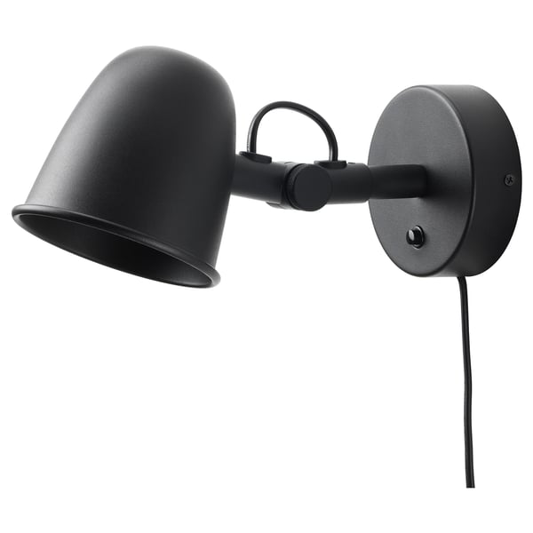 Svart väggmonterad lampa med justerbar arm och skärm. Metall med pulverlackering. Minimalistisk design.