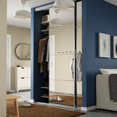 SKYTTA garderob, mörkblå skjutdörr, kläder, svart ram, hög, moderna lampor.