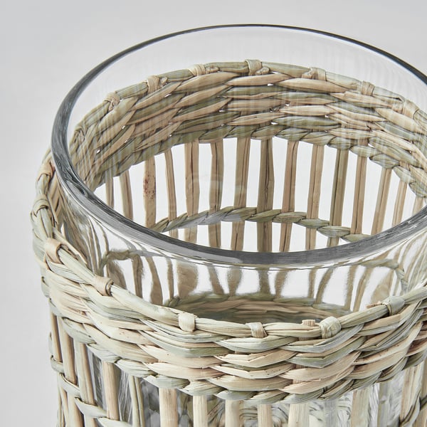 Handvävd starrljusstake med klart glasfoder, som visar upp intrikat naturlig textur och hantverk.