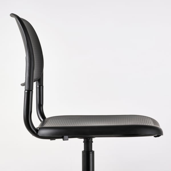 Svart kontorsstol med ergonomisk design och texturerad sits för komfort och stöd.