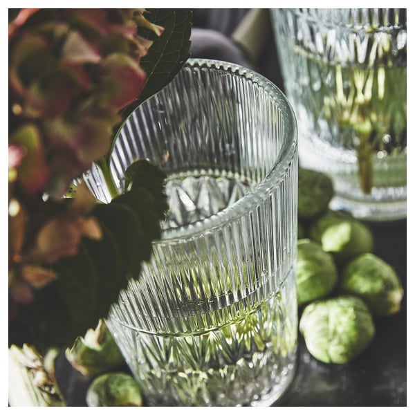 SMÄLLSPIREA glasvaser med limefärg, elegant dukning